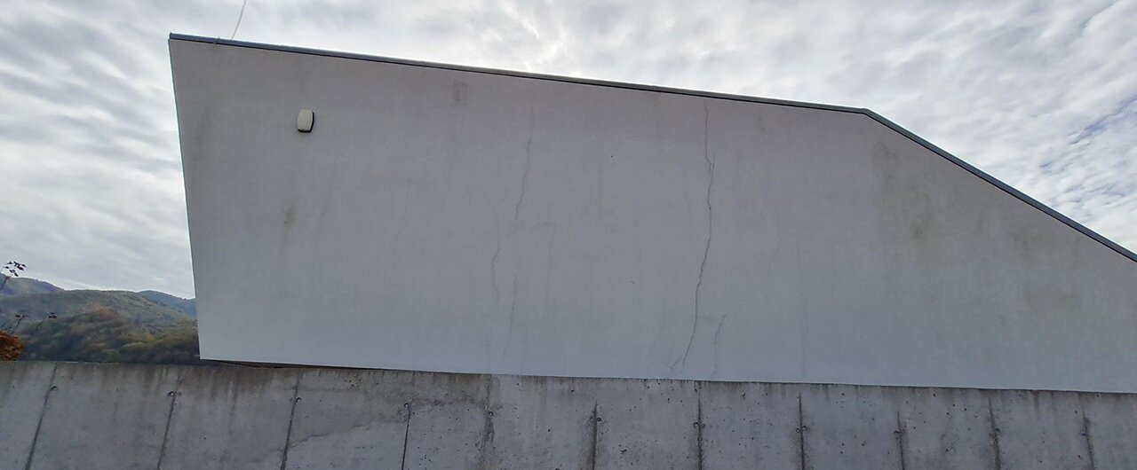 Praskliny v stenách domov: Čo je len kozmetický problém a čo varovanie statiky?