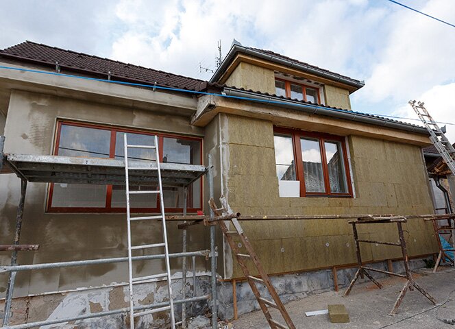 Aká má byť hrúbka izolácie fasády a strechy pri rekonštrukcii domu?